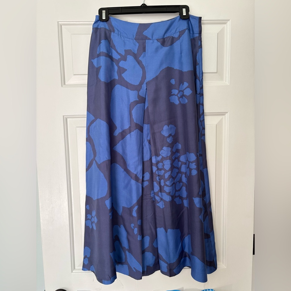 Max Mara navy and blue printed skirt. Midi length with side zipper.